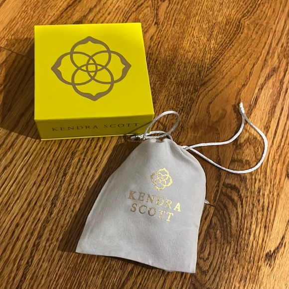 Kendra Scott Jewelry - NWT Kendra Scott Woman’s Madison DSY Gold Flower Earrings